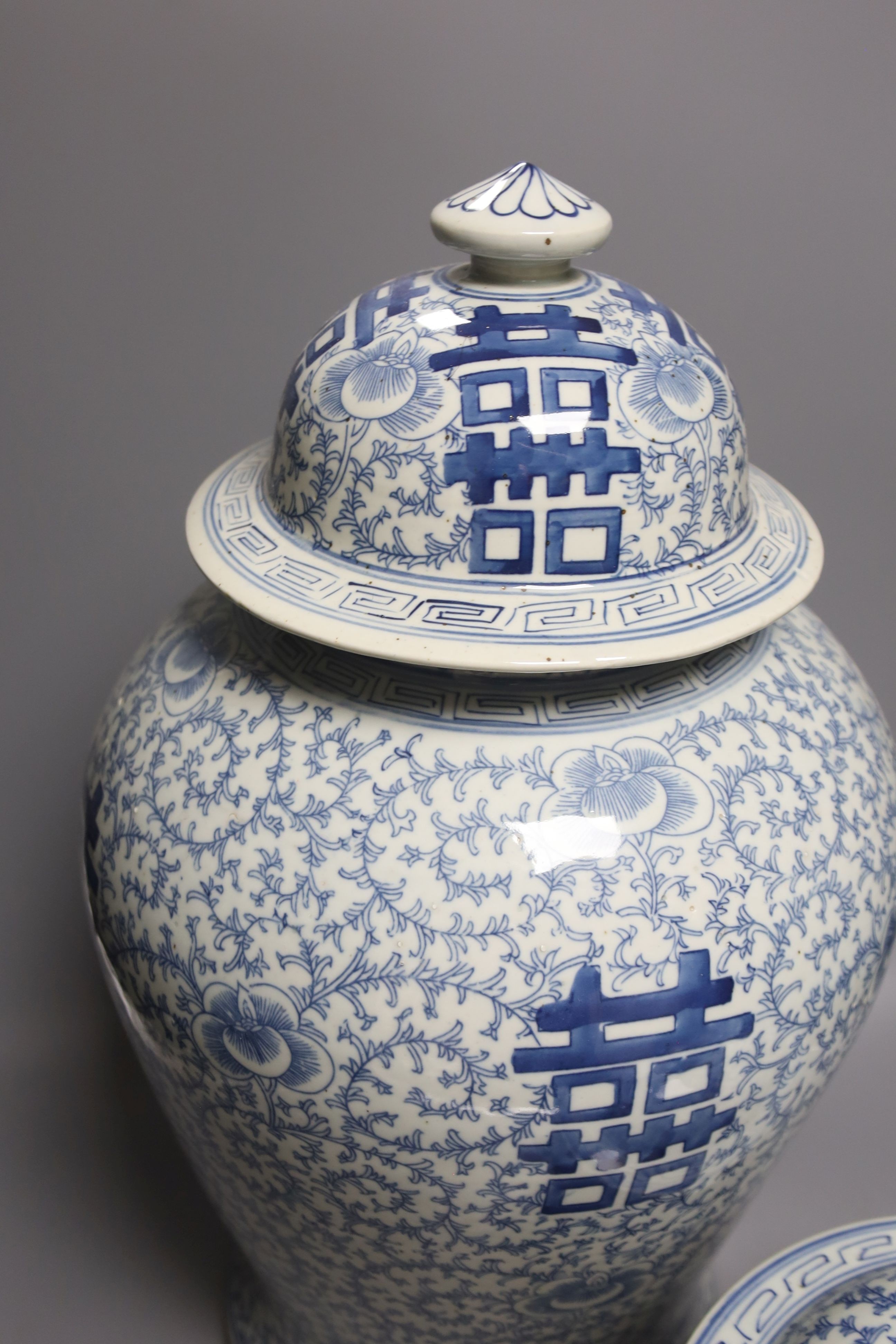 A Chinese blue and white vase cover, 51cm and a kamcheng and cover